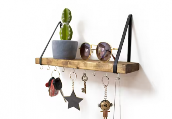 Dinding dengan Rak Tali dan Gantungan Kunci